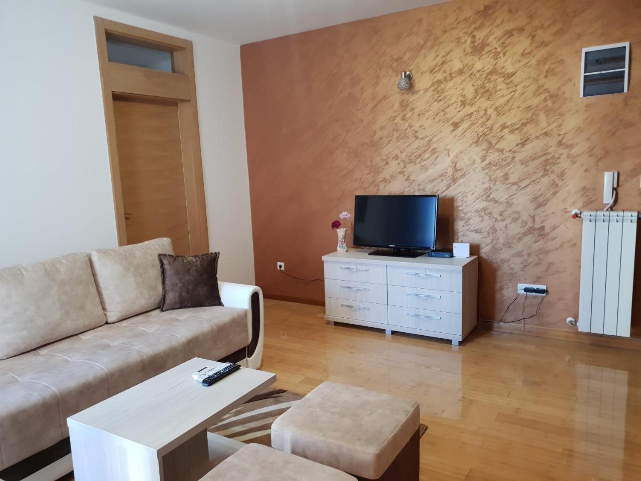 Apartman Kej Free Parking Kraljevo Esterno foto